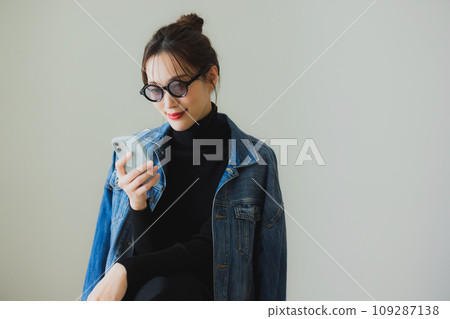 一個操作智能手機的年輕女子 109287138