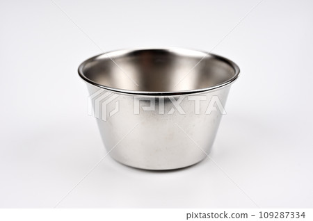 There is one small stainless steel cup. 109287334