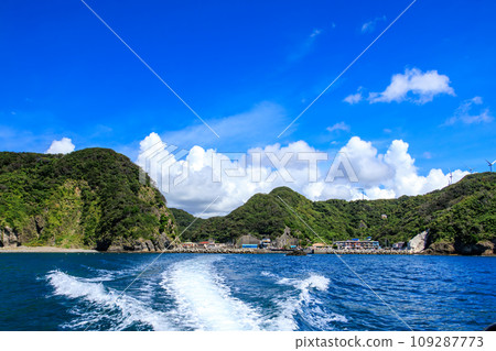 中木美麗的大海和Hirizo Beach Ferry。靜岡縣伊豆半島加茂郡南伊豆町中木港。拍攝於 2023 年 8 月 27 日。 109287773