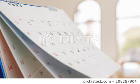 Close up white paper desk calendar with blurred bokeh background appointment and business meeting concept 109287904