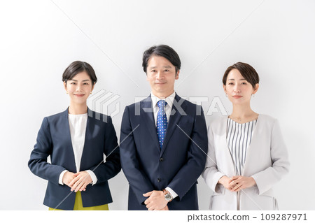 Business men and women portrait Business men and women portrait 109287971