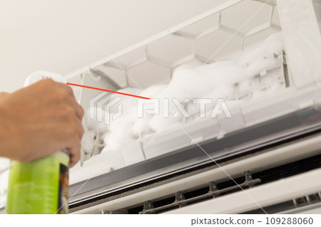 air conditioner cleaning with spray foam cleaner 109288060