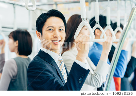 通勤列車上的商人攝影合作：京王電鐵株式會社 109288126