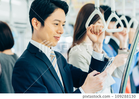 通勤列車上的商人攝影合作:京王電鐵株式會社 通勤列車上的商人攝影合作:京王電鐵株式會社 109288130
