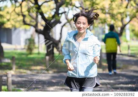 Runners passing each other, running Runners passing each other, running 109288392