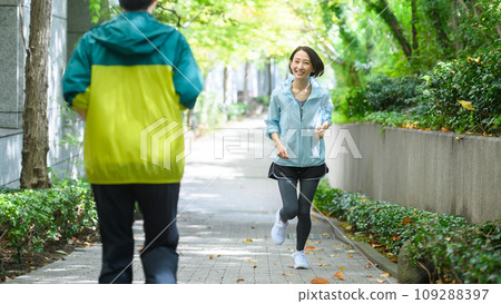 跑者互相擦肩而過,奔跑 跑者互相擦肩而過,奔跑 109288397