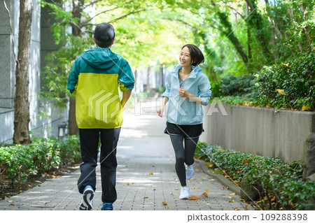 跑者互相擦肩而過,奔跑 跑者互相擦肩而過,奔跑 109288398