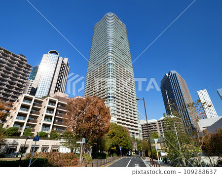 ARK Hills Sengokuyama Mori Tower and Large Keyaki Square, Tokyo 109288637