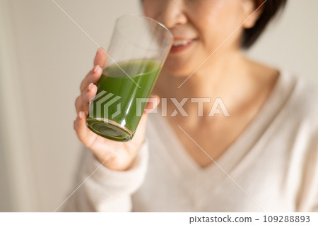 喝綠汁/蔬菜汁的女人 109288893