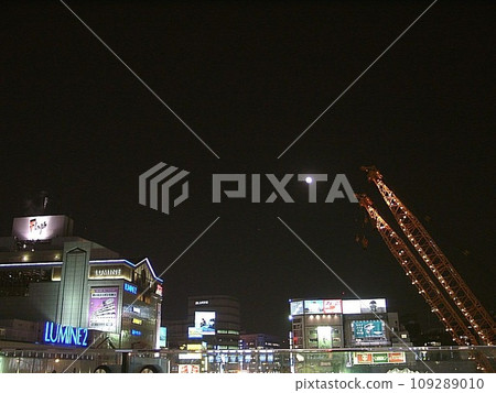 《風景記憶:聖夜新宿站南口(2002年12月)》冷月和兩隻長頸鹿。月齡13.8 《風景記憶:聖夜新宿站南口(2002年12月)》冷月和兩隻長頸鹿。月齡13.8 109289010