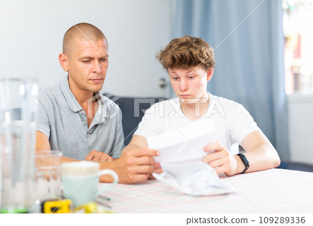 Son and his father reading letter 109289336