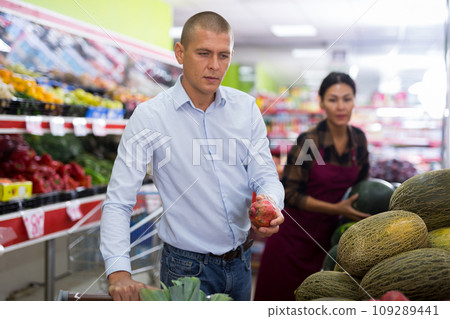 European man shopping in greengrocery 109289441