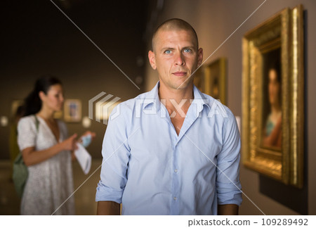 Adult man in gallery 109289492