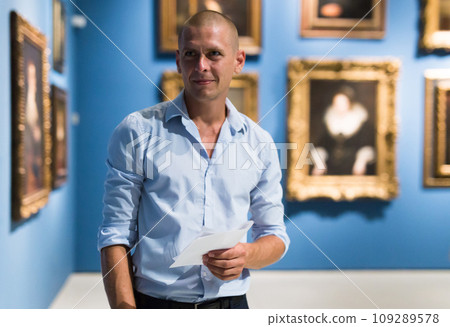 man admiring art work in museum 109289578