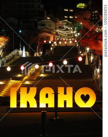 Ikaho Onsen in autumn, night view of stone steps street 109289855