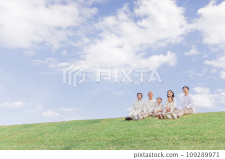 Three generation family sitting on the bank / Three generation family Three generation family sitting on the bank / Three generation family 109289971