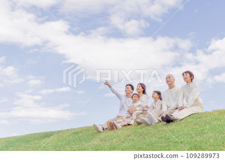 坐在銀行的三代家庭/三代家庭 109289973