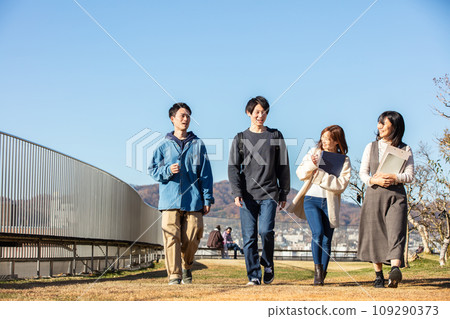 大學生微笑著走路 大學生微笑著走路 109290373