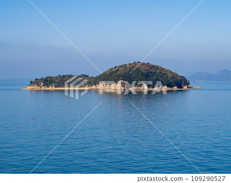 Yoroijima (Aji Town, Takamatsu City, Kagawa Prefecture). 109290527