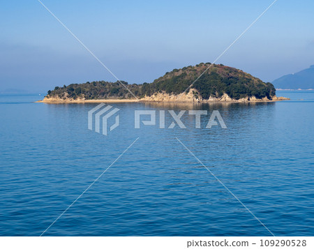 Yoroijima (Aji Town, Takamatsu City, Kagawa Prefecture). 109290528