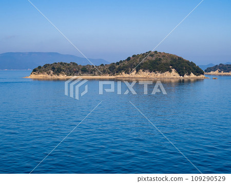 Yoroijima (Aji Town, Takamatsu City, Kagawa Prefecture). 109290529