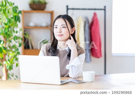A young woman doing telework. 109290868