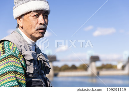 一個喜歡在河裡釣魚的人 109291119