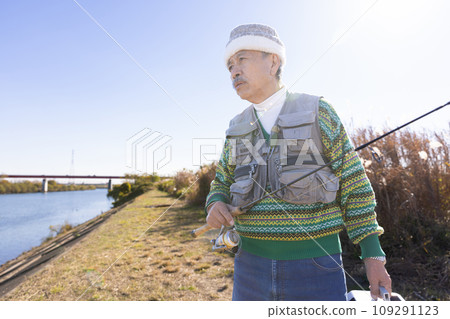 A man enjoying fishing in the river 109291123