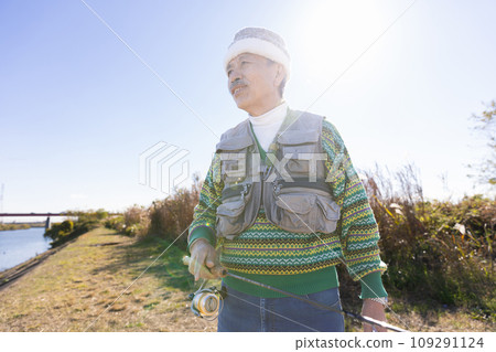 A man enjoying fishing in the river 109291124