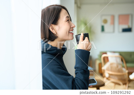 一個女人在家喝咖啡聊天 109291292