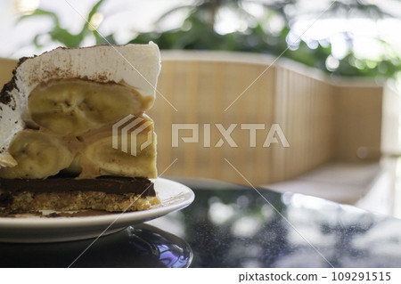 Banoffee cake with bananas and whipped cream in cafe restaurant 109291515