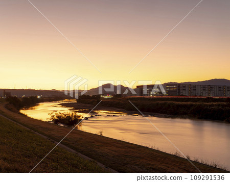 Scenery along the Yamato River illuminated by the morning glow 109291536
