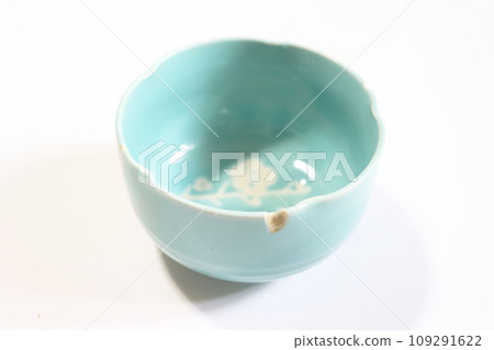 chipped bowl 109291622