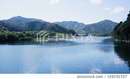 Mountains reflected on the surface of the Shimanto River 109292107