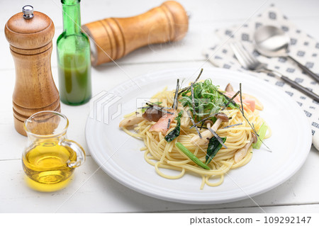 姬路蘑菇和小松麵食配紫蘇葉和切碎的海藻 姬路蘑菇和小松麵食配紫蘇葉和切碎的海藻 109292147