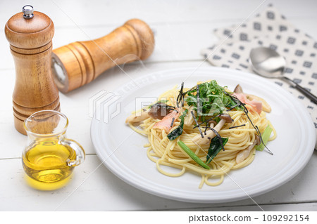 姬路蘑菇和小松麵食配紫蘇葉和切碎的海藻 姬路蘑菇和小松麵食配紫蘇葉和切碎的海藻 109292154