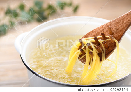 在平底鍋裡煮意大利面 109292194