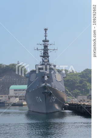 拋錨的海上自衛隊宙斯盾艦霧島號(正面) 拋錨的海上自衛隊宙斯盾艦霧島號(正面) 109292602