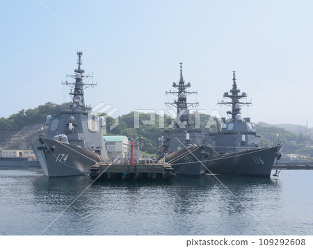 停泊在橫須賀的海上自衛隊驅逐艦（前） 109292608