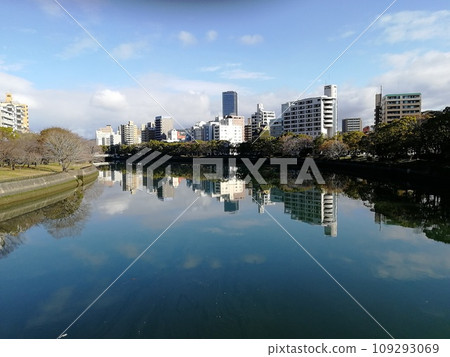 Cityscape reflected in Kyobashi River, Minami Ward, Hiroshima City, Hiroshima Prefecture Scenery seen from Tsurumi Bridge 109293069