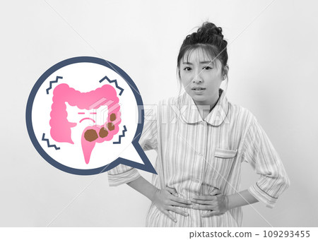 一個女人穿著睡衣痛苦的便秘的形象 109293455