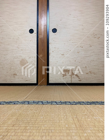 Photo of dirty old sliding doors and damaged tatami mats Photo of dirty old sliding doors and damaged tatami mats 109293984