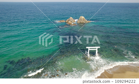 Aerial view of Meotoiwa Rocks at Sakurai Futamigaura in Fukuoka Aerial view of Meotoiwa Rocks at Sakurai Futamigaura in Fukuoka 109294222
