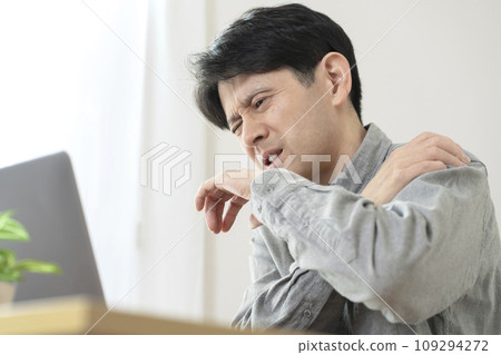 Middle man with shoulder pain Shoulder pain 109294272