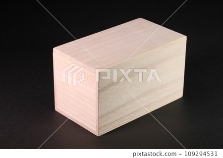 黑色背景上的泡桐盒 黑色背景上的泡桐盒 109294531