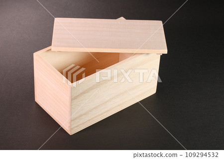 黑色背景上的泡桐盒 黑色背景上的泡桐盒 109294532