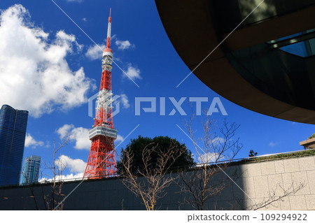 Tokyo's iconic Tokyo Tower against a blue sky from Shiba Park Tokyo's iconic Tokyo Tower against a blue sky from Shiba Park 109294922