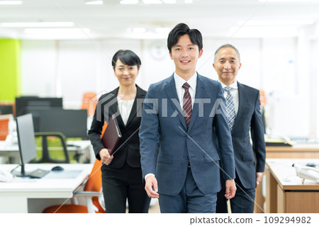 中年男女商人和在辦公室工作的新員工 109294982