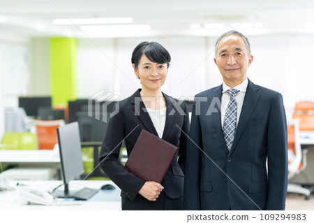 在辦公室工作的管理職位的中年男性和女性商人 在辦公室工作的管理職位的中年男性和女性商人 109294983