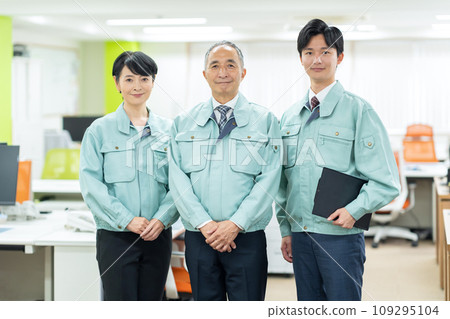 Management men and women and new employee businessmen wearing work clothes working in the office 109295104